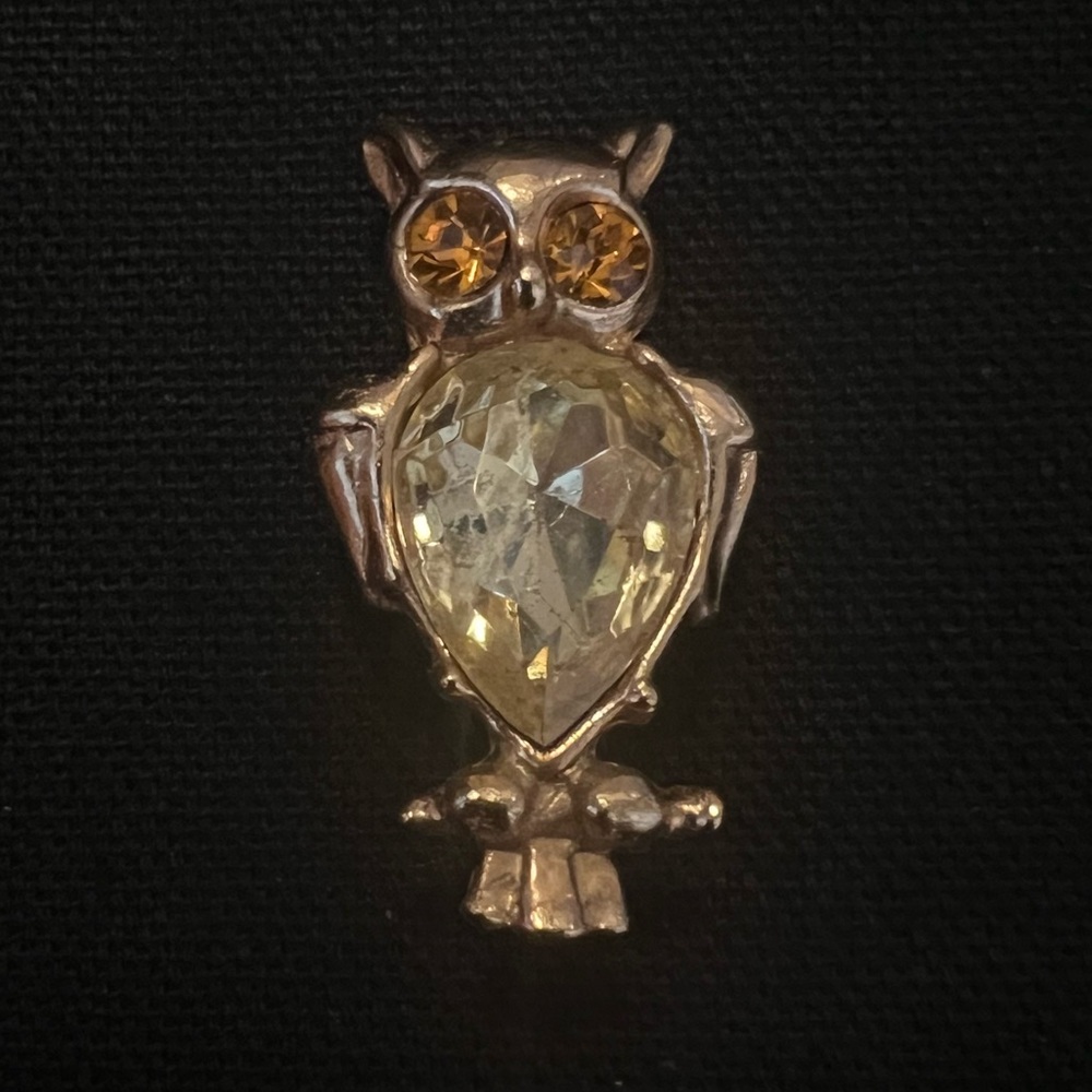 VINTAGE metal Costume Yellow Green and Amber colored Faceted Owl Brooch /‎ Pin